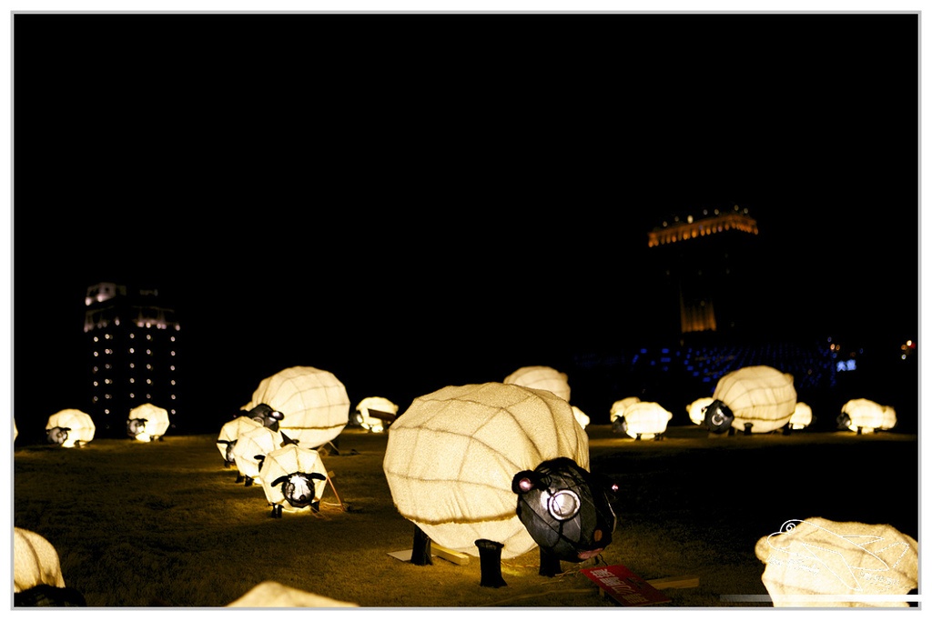 [國內趴趴走。南部]高雄前金|2015高雄愛。幸福燈會開幕煙火。3/5前每個假日晚間21:00都有施放煙火喲～歡迎大家來高雄～加映中央公園「吉祥九九」99隻小綿羊～