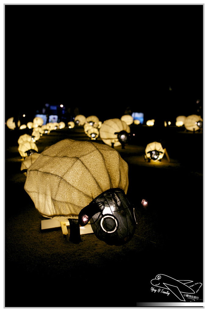 [國內趴趴走。南部]高雄前金|2015高雄愛。幸福燈會開幕煙火。3/5前每個假日晚間21:00都有施放煙火喲～歡迎大家來高雄～加映中央公園「吉祥九九」99隻小綿羊～