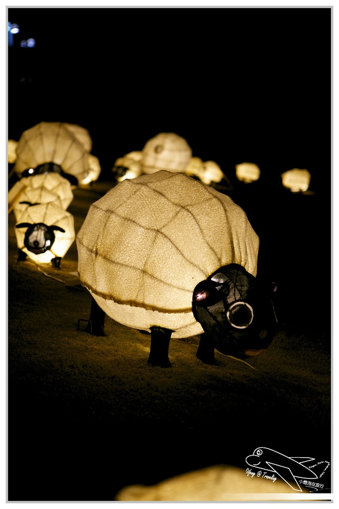 [國內趴趴走。南部]高雄前金|2015高雄愛。幸福燈會開幕煙火。3/5前每個假日晚間21:00都有施放煙火喲～歡迎大家來高雄～加映中央公園「吉祥九九」99隻小綿羊～