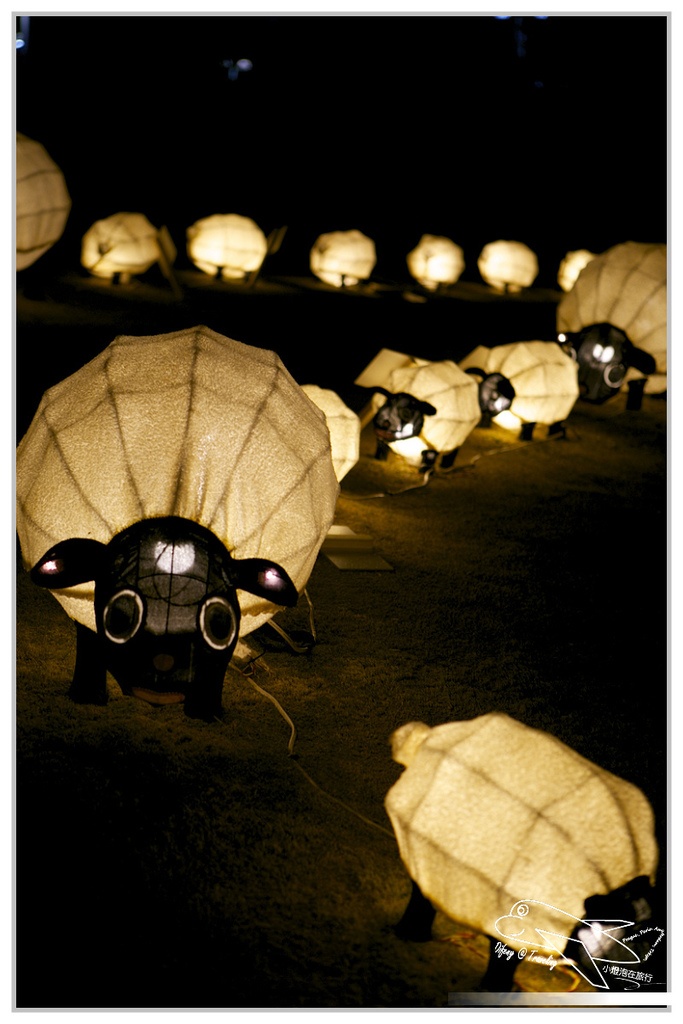 [國內趴趴走。南部]高雄前金|2015高雄愛。幸福燈會開幕煙火。3/5前每個假日晚間21:00都有施放煙火喲～歡迎大家來高雄～加映中央公園「吉祥九九」99隻小綿羊～