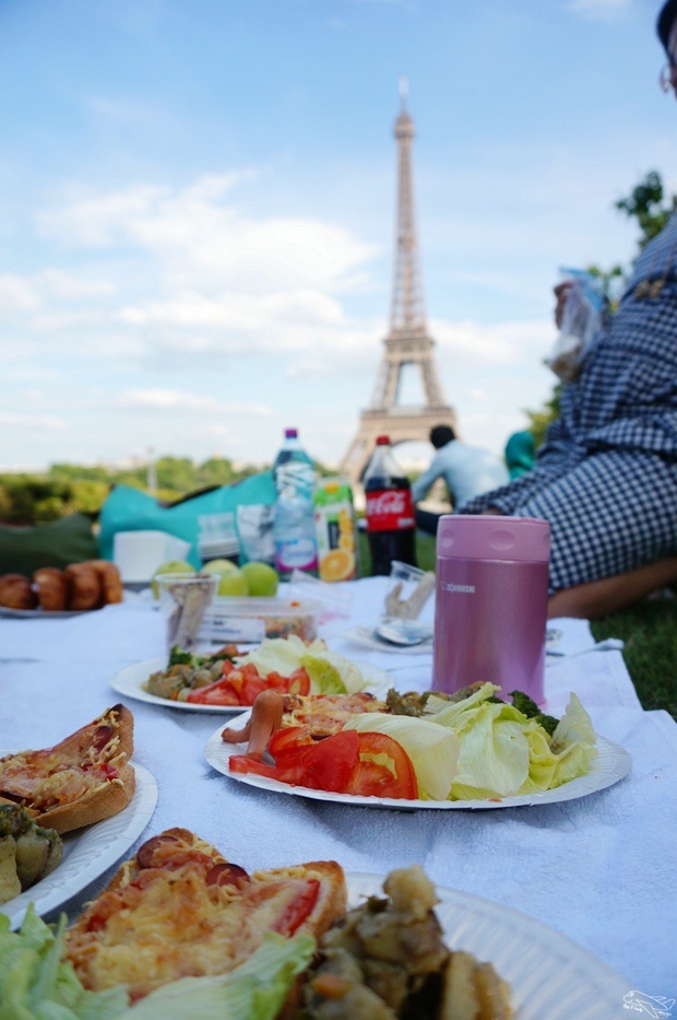 [2015。歐洲漫步]巴黎自助。巴黎鐵塔野餐注意事項～這樣野餐最厲害～