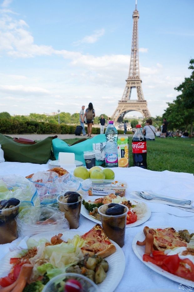 [2015。歐洲漫步]巴黎自助。巴黎鐵塔野餐注意事項～這樣野餐最厲害～