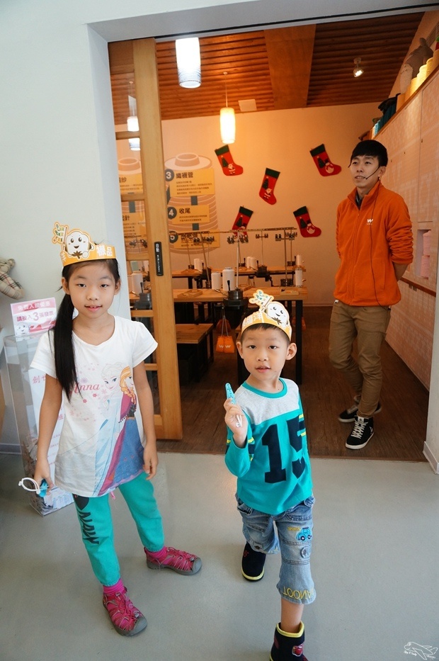 [新北。林口]觀光工廠|吳福洋襪子故事館WuFuYang。親子DIY體驗動手好去處～織圍巾、做襪子通通可以自己來