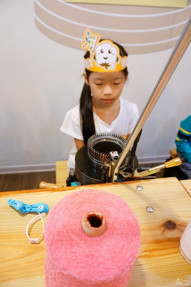 [新北。林口]觀光工廠|吳福洋襪子故事館WuFuYang。親子DIY體驗動手好去處～織圍巾、做襪子通通可以自己來