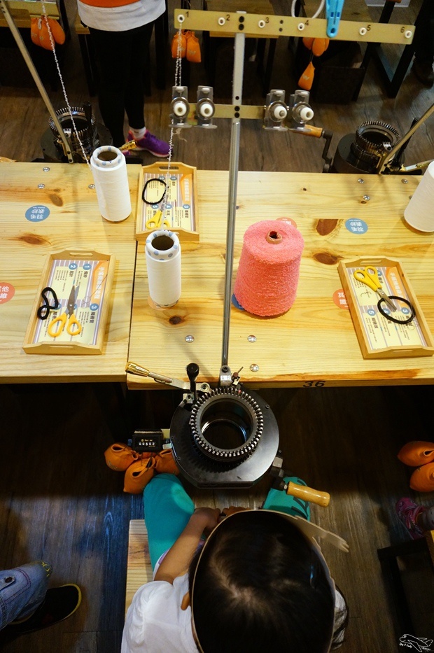 [新北。林口]觀光工廠|吳福洋襪子故事館WuFuYang。親子DIY體驗動手好去處～織圍巾、做襪子通通可以自己來