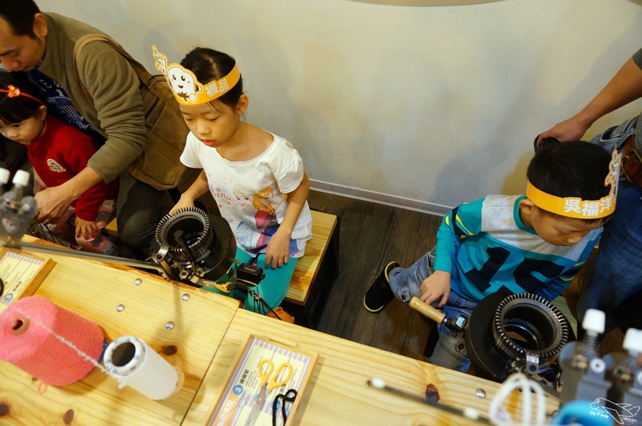 [新北。林口]觀光工廠|吳福洋襪子故事館WuFuYang。親子DIY體驗動手好去處～織圍巾、做襪子通通可以自己來