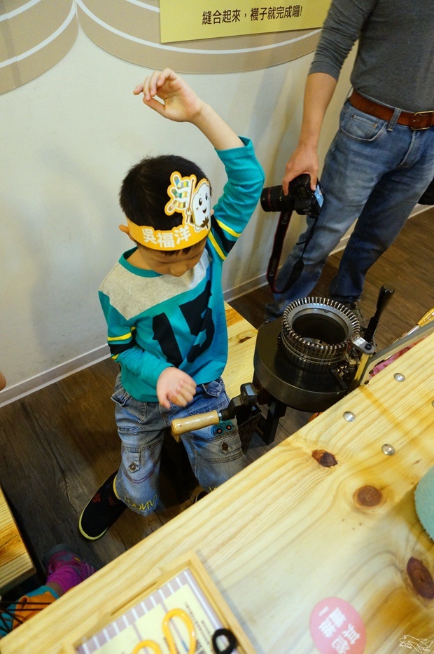 [新北。林口]觀光工廠|吳福洋襪子故事館WuFuYang。親子DIY體驗動手好去處～織圍巾、做襪子通通可以自己來