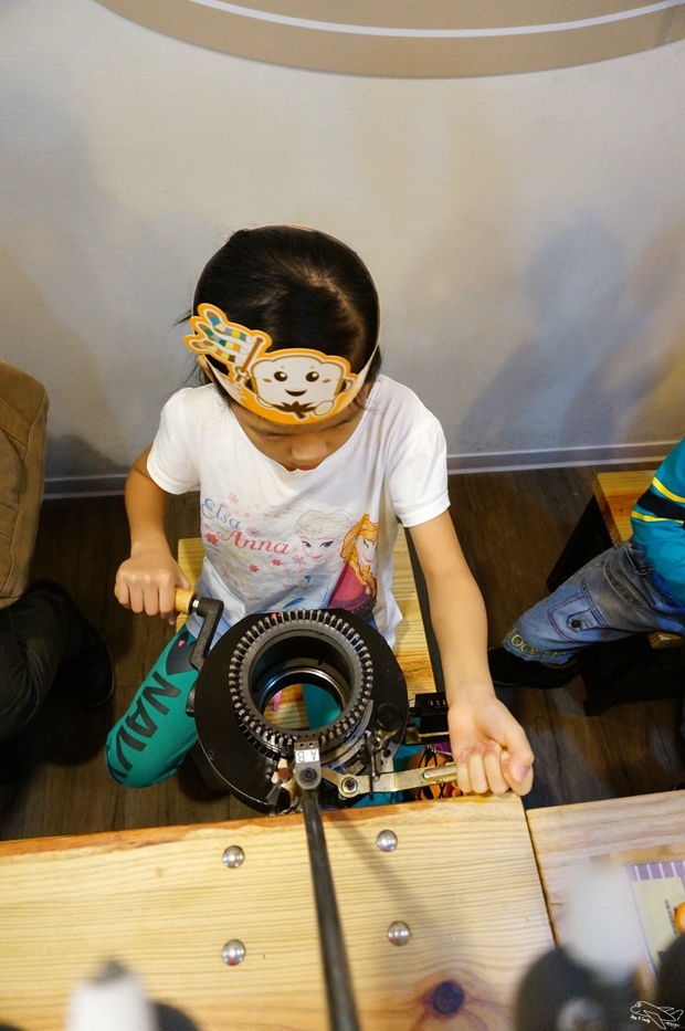 [新北。林口]觀光工廠|吳福洋襪子故事館WuFuYang。親子DIY體驗動手好去處～織圍巾、做襪子通通可以自己來