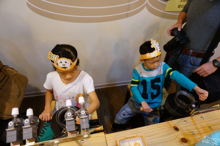 [新北。林口]觀光工廠|吳福洋襪子故事館WuFuYang。親子DIY體驗動手好去處～織圍巾、做襪子通通可以自己來