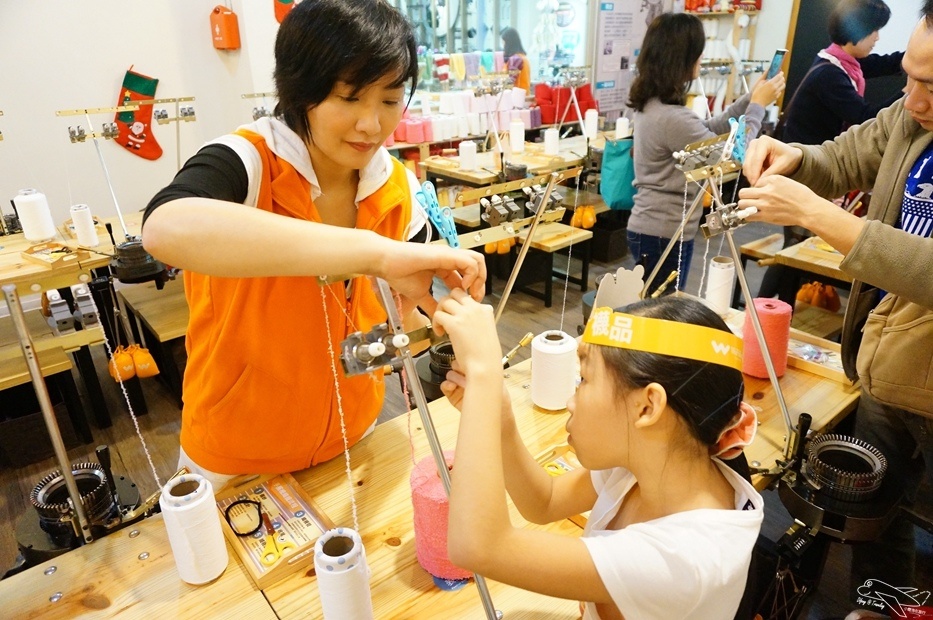 [新北。林口]觀光工廠|吳福洋襪子故事館WuFuYang。親子DIY體驗動手好去處～織圍巾、做襪子通通可以自己來