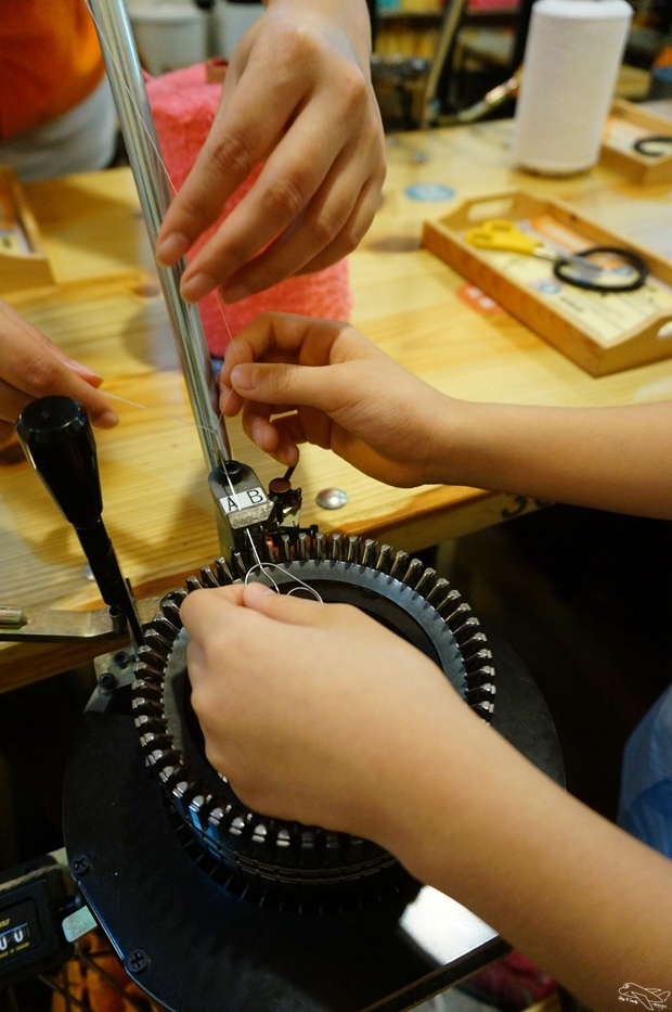 [新北。林口]觀光工廠|吳福洋襪子故事館WuFuYang。親子DIY體驗動手好去處～織圍巾、做襪子通通可以自己來