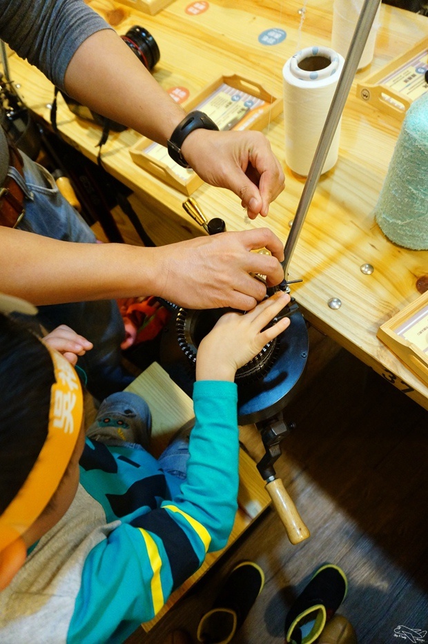 [新北。林口]觀光工廠|吳福洋襪子故事館WuFuYang。親子DIY體驗動手好去處～織圍巾、做襪子通通可以自己來