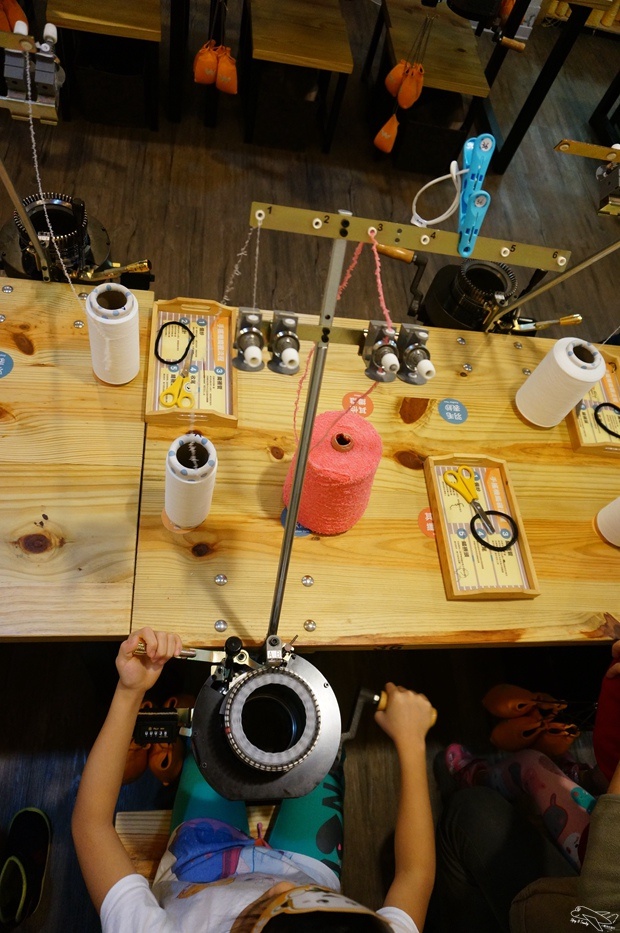 [新北。林口]觀光工廠|吳福洋襪子故事館WuFuYang。親子DIY體驗動手好去處～織圍巾、做襪子通通可以自己來