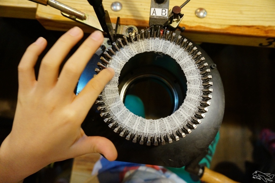 [新北。林口]觀光工廠|吳福洋襪子故事館WuFuYang。親子DIY體驗動手好去處～織圍巾、做襪子通通可以自己來