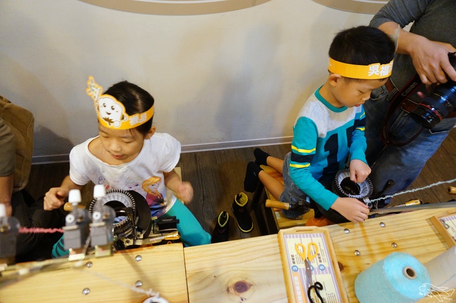 [新北。林口]觀光工廠|吳福洋襪子故事館WuFuYang。親子DIY體驗動手好去處～織圍巾、做襪子通通可以自己來