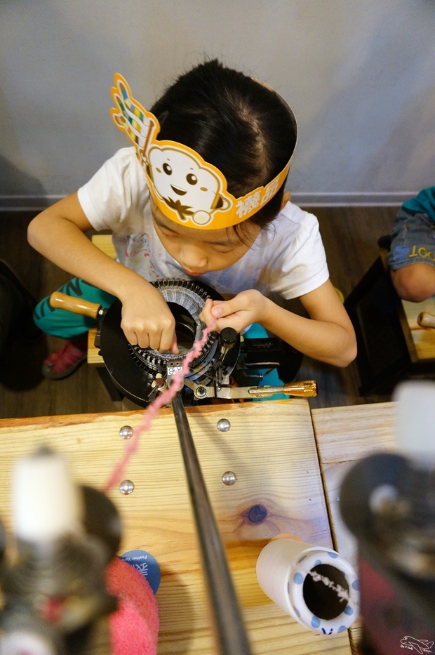 [新北。林口]觀光工廠|吳福洋襪子故事館WuFuYang。親子DIY體驗動手好去處～織圍巾、做襪子通通可以自己來