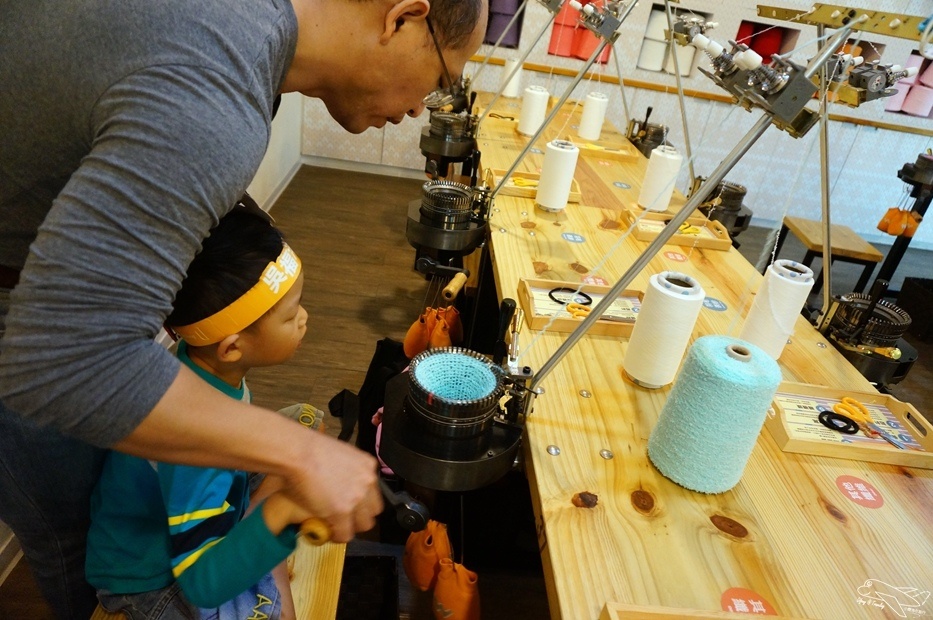[新北。林口]觀光工廠|吳福洋襪子故事館WuFuYang。親子DIY體驗動手好去處～織圍巾、做襪子通通可以自己來