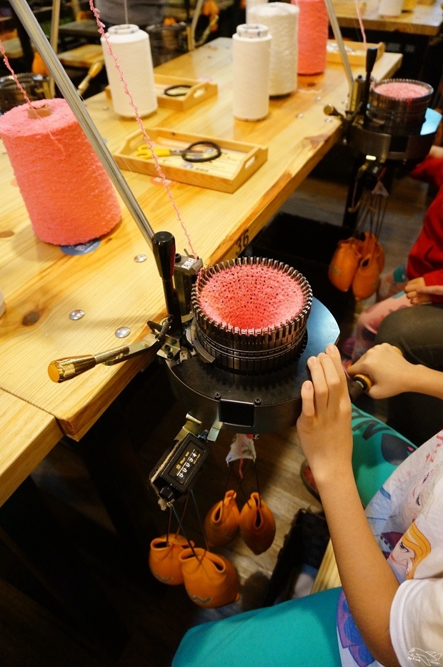 [新北。林口]觀光工廠|吳福洋襪子故事館WuFuYang。親子DIY體驗動手好去處～織圍巾、做襪子通通可以自己來