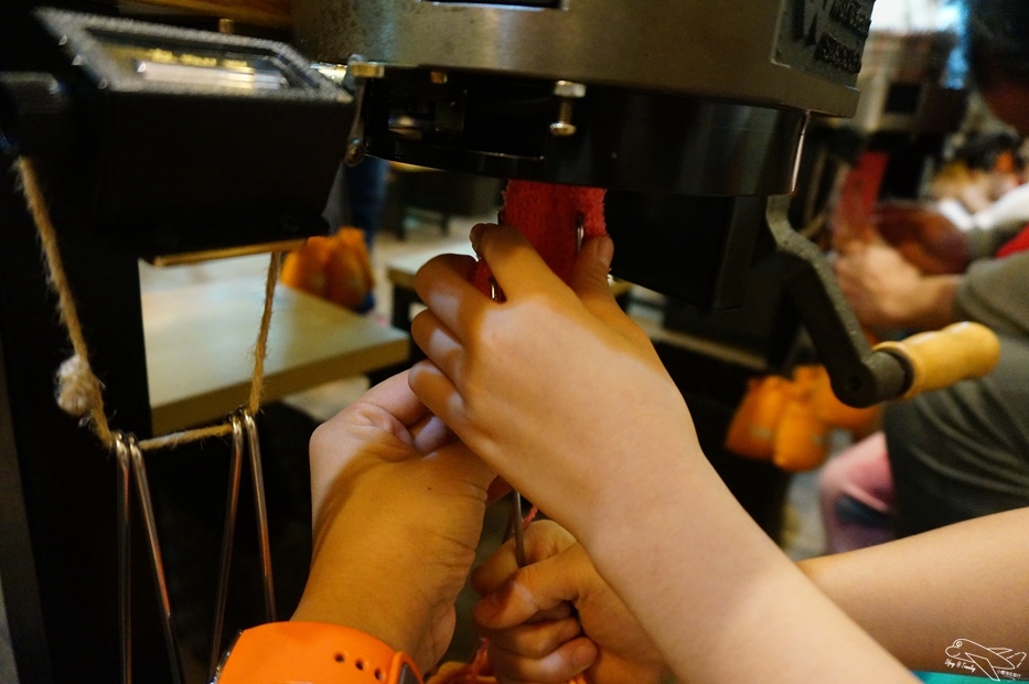 [新北。林口]觀光工廠|吳福洋襪子故事館WuFuYang。親子DIY體驗動手好去處～織圍巾、做襪子通通可以自己來