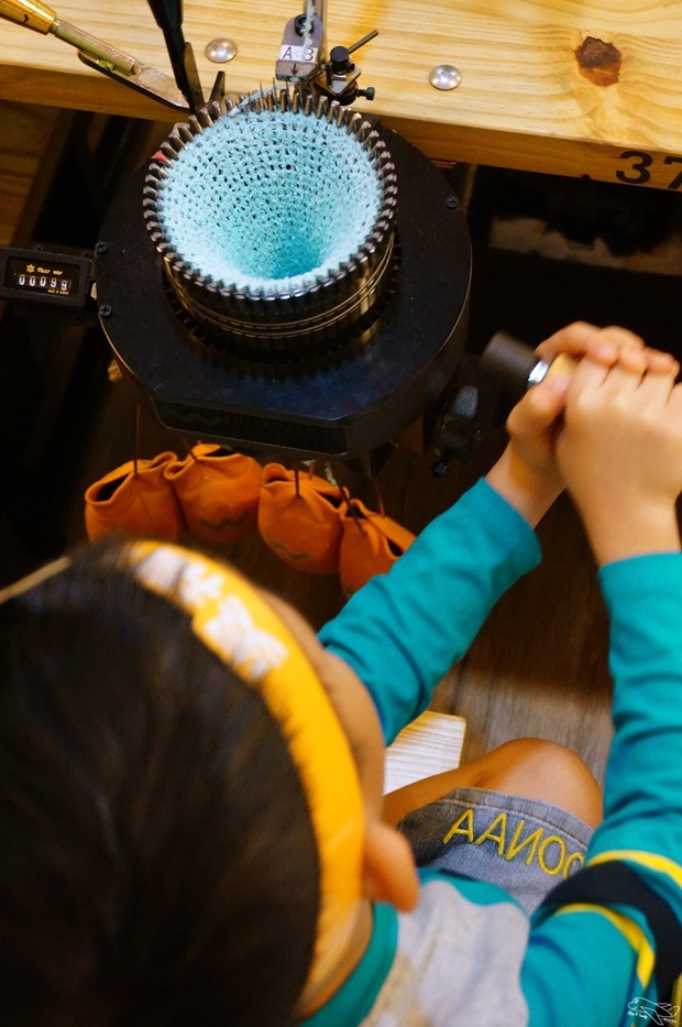 [新北。林口]觀光工廠|吳福洋襪子故事館WuFuYang。親子DIY體驗動手好去處～織圍巾、做襪子通通可以自己來