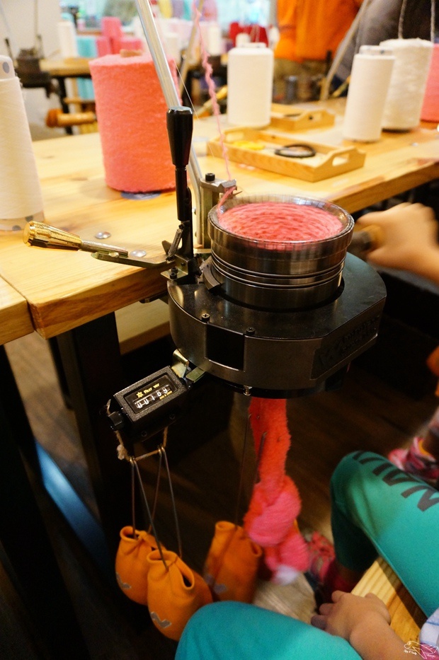 [新北。林口]觀光工廠|吳福洋襪子故事館WuFuYang。親子DIY體驗動手好去處～織圍巾、做襪子通通可以自己來