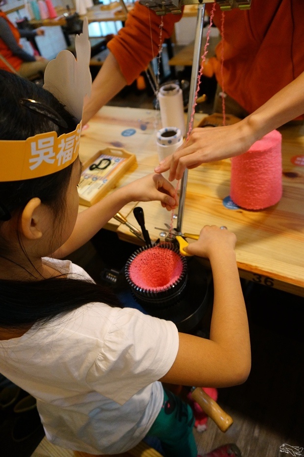 [新北。林口]觀光工廠|吳福洋襪子故事館WuFuYang。親子DIY體驗動手好去處～織圍巾、做襪子通通可以自己來
