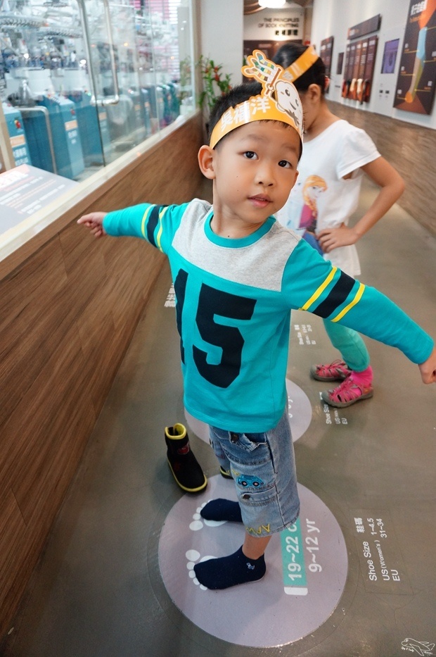 [新北。林口]觀光工廠|吳福洋襪子故事館WuFuYang。親子DIY體驗動手好去處～織圍巾、做襪子通通可以自己來