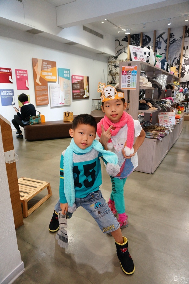 [新北。林口]觀光工廠|吳福洋襪子故事館WuFuYang。親子DIY體驗動手好去處～織圍巾、做襪子通通可以自己來