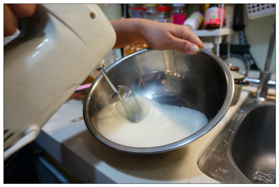 [親子烘培]超簡單舒芙蕾｜蛋、煉乳就能烤出好吃無麵粉舒芙蕾～