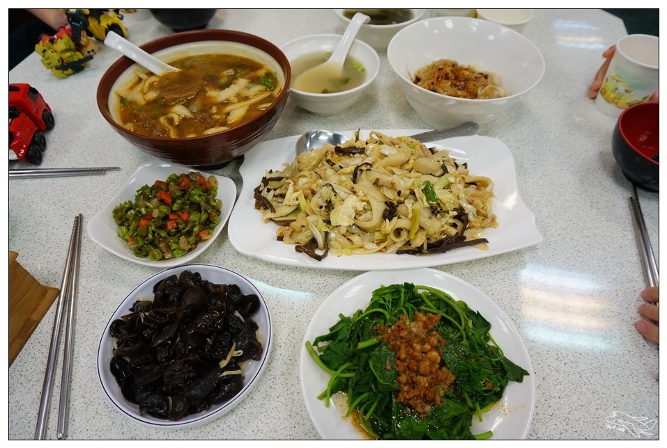 [新店美食]口品小館。新店好吃刀削麵專家。值得品嘗的中央新村美食～