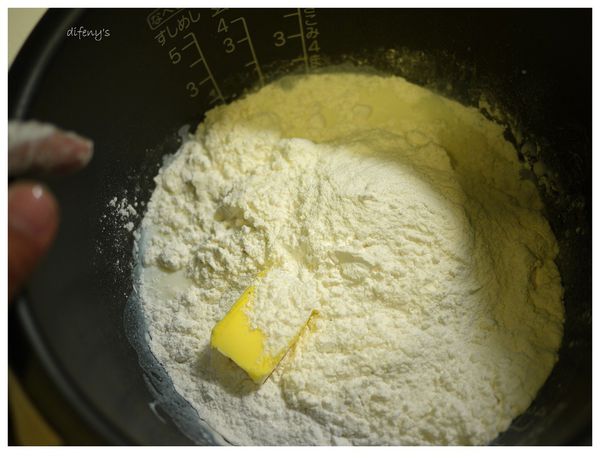 [麵包機裡的世界]電子鍋傻瓜蛋糕~