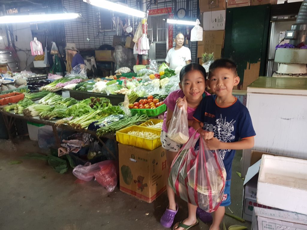 帶著孩子去傳統市場買菜|一種生活能力的學習・讓孩子培養社會溝通能力吧！