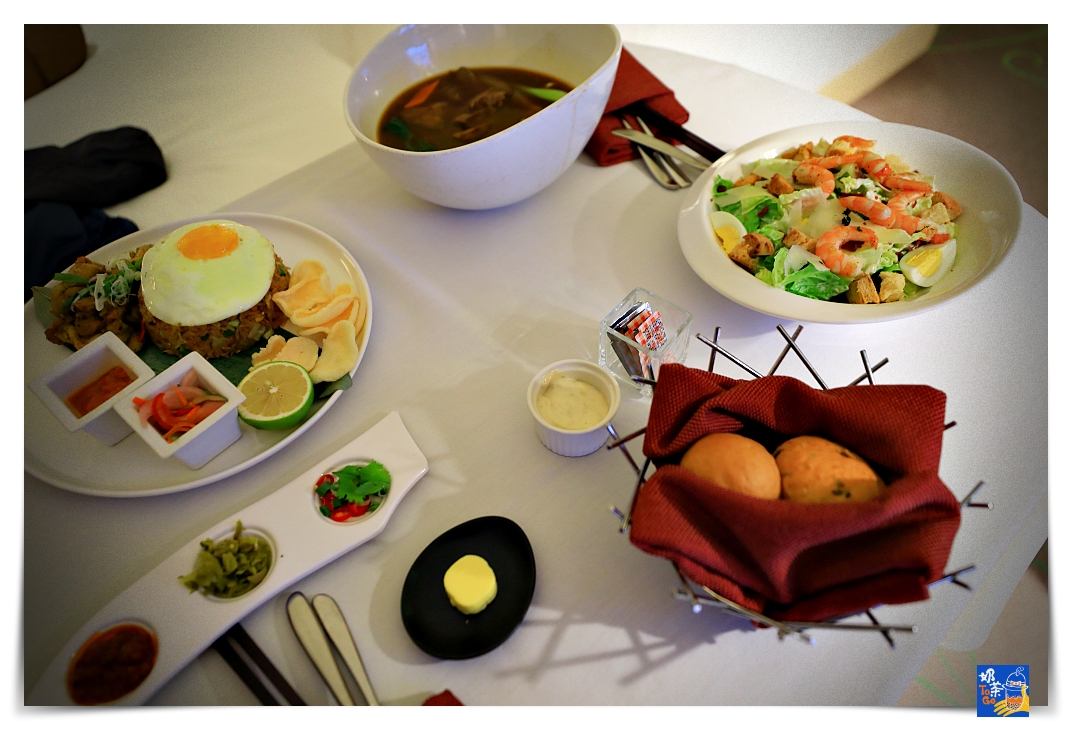 台北W HOTEL白日夢專案 官網限定｜包含4000餐飲內容，懶在房間裡一直吃、餐飲水準不錯、服務細膩度疫情後可再提升