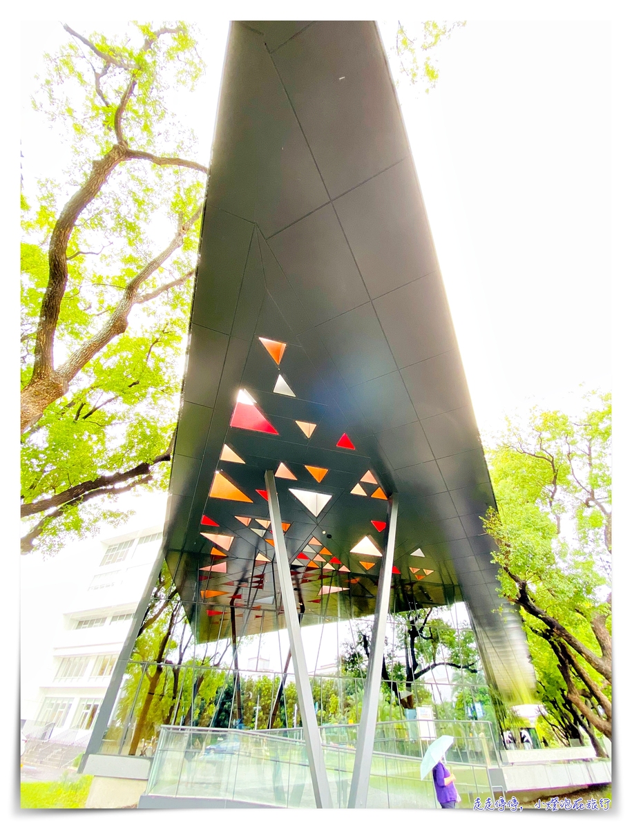 屏東總圖書館｜南台灣最美森林系圖書館，每一個仰頭，都在綠色的呼吸中