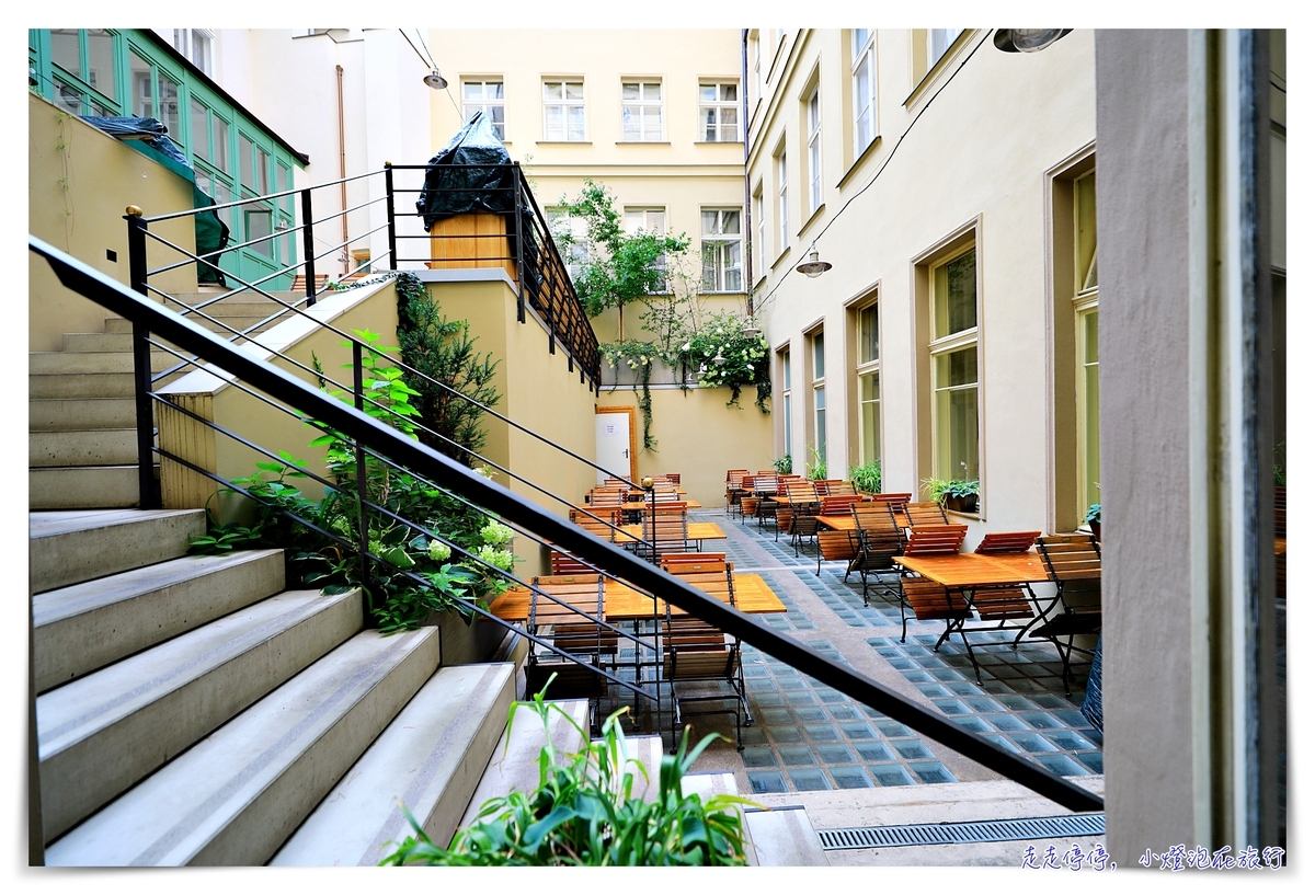 布拉格三大百年咖啡廳｜羅浮咖啡廳，比較吵雜、環境優美