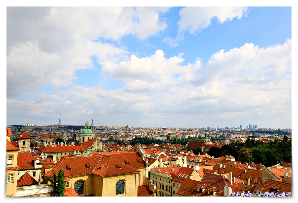 布拉格最美星巴克｜城堡區星巴克，露台美景全覽布拉格紅屋頂