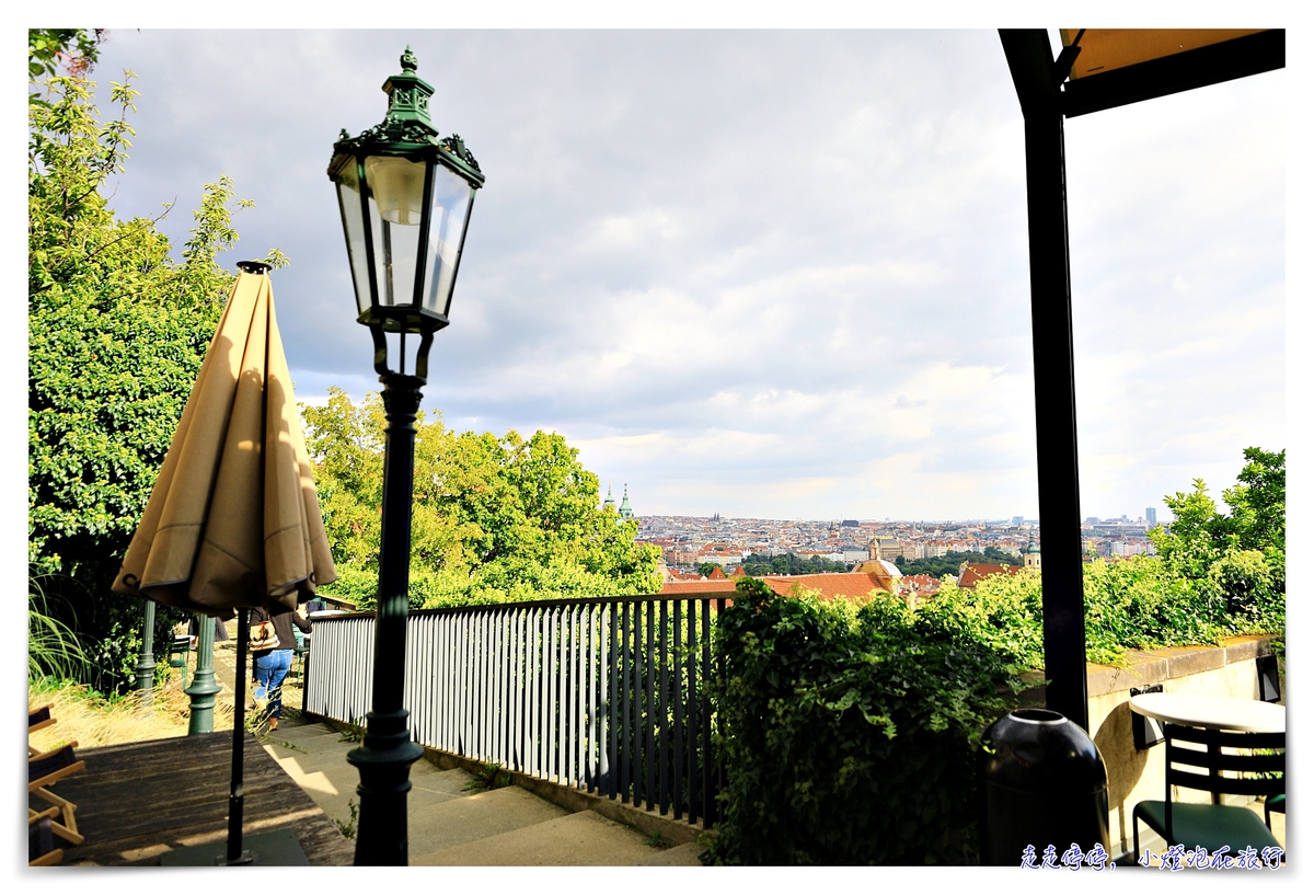 布拉格最美星巴克｜城堡區星巴克，露台美景全覽布拉格紅屋頂