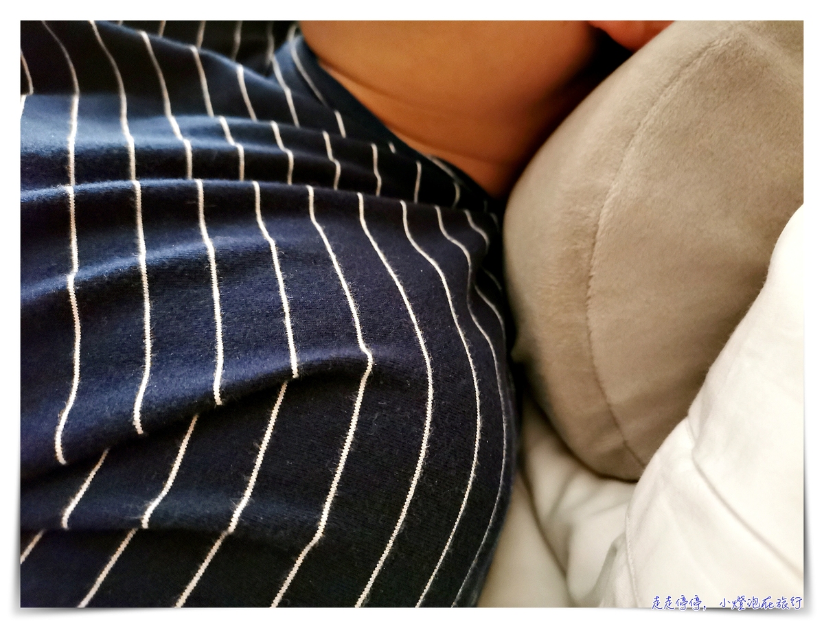 ANOMEO半月大靠枕｜完美支撐羽絨枕的不足，不管是車上、床上、辦公椅、沙發，都完美支撐～