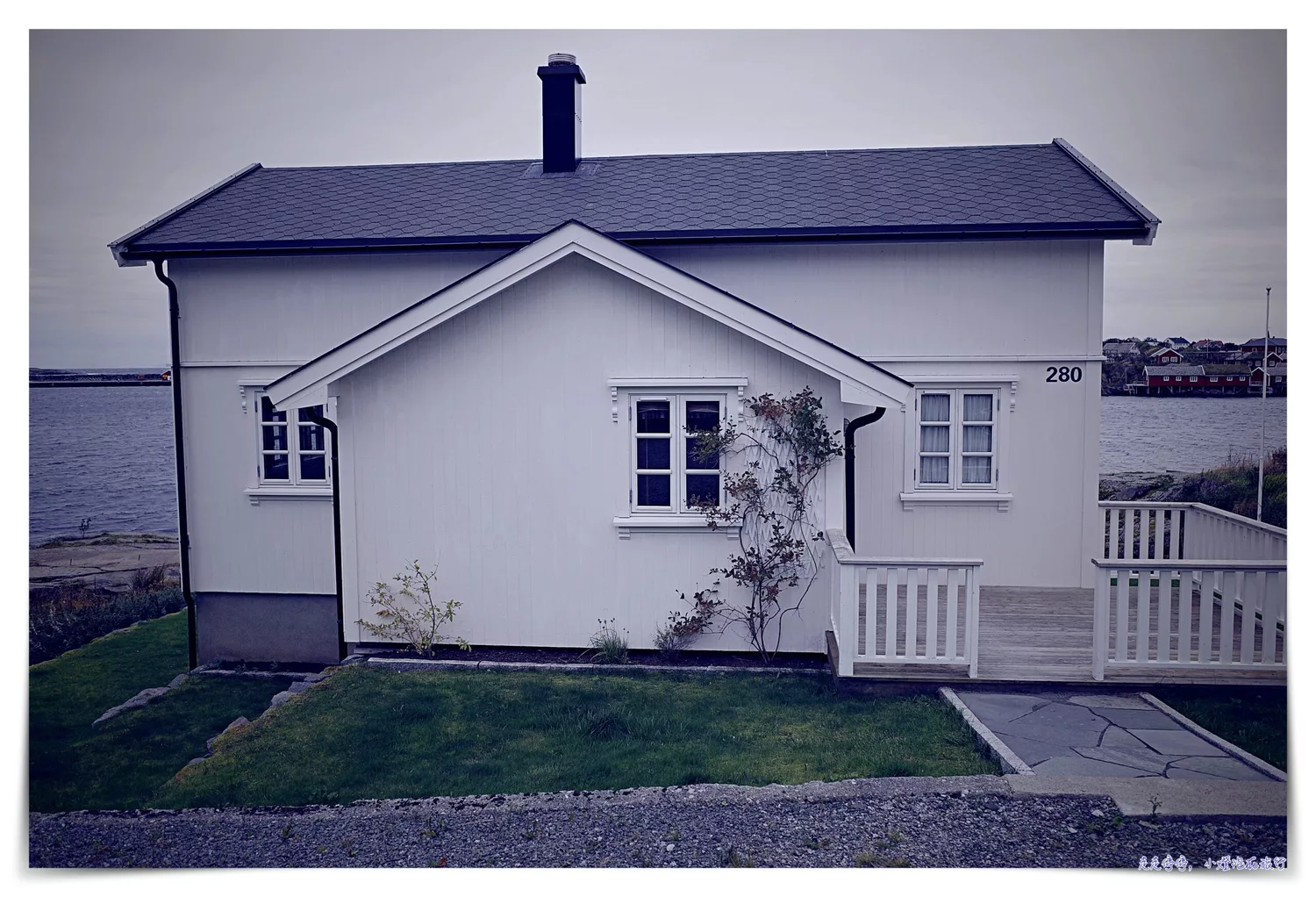 羅弗敦群島雷訥鎮住宿整棟小木屋｜Nordlandshus ved havet på Reine, Lofoten私人停車位、可多人入住、看極光也很清楚