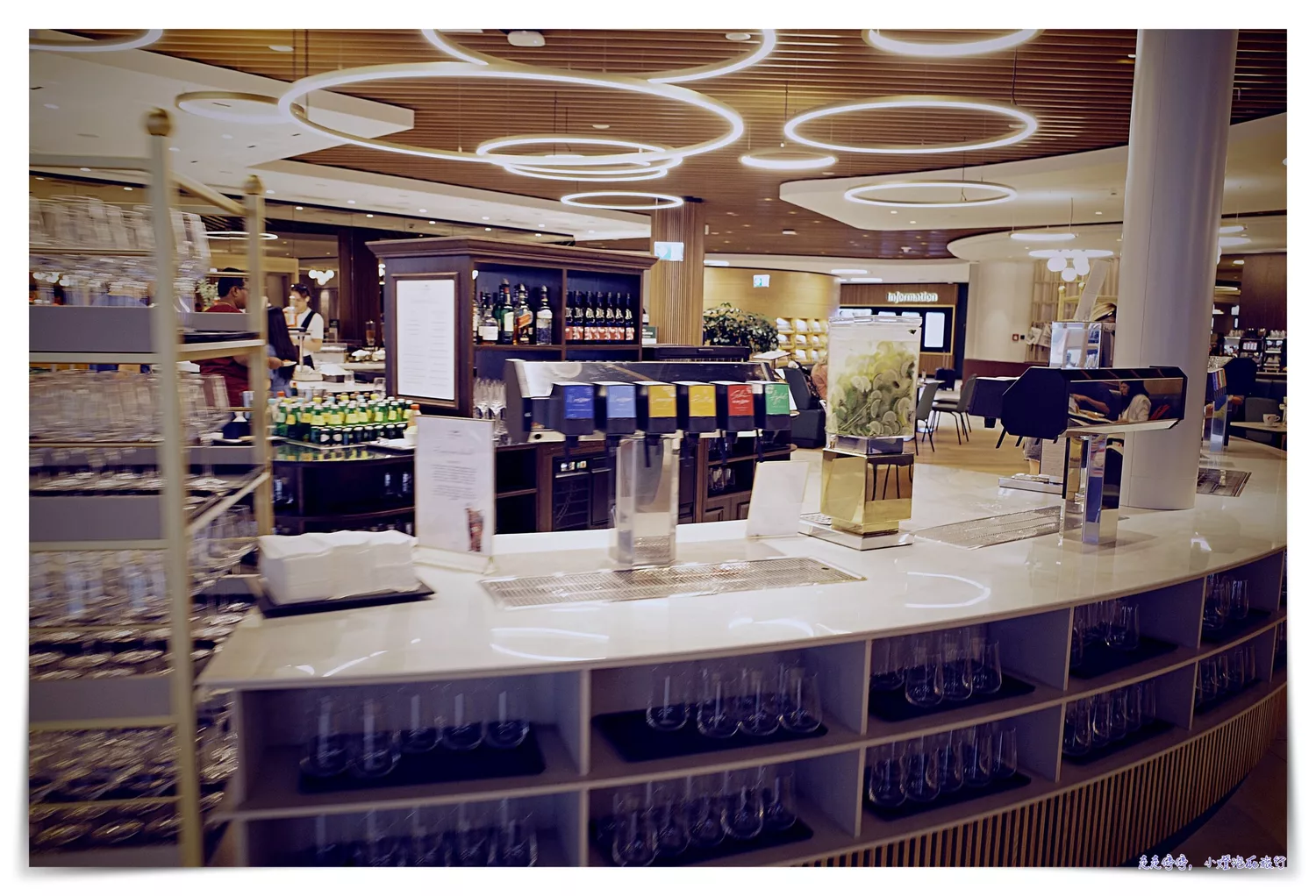 維也納機場貴賓室Vienna Lounge｜空間寬敞、小紅帽咖啡、飲料食物隨時補充