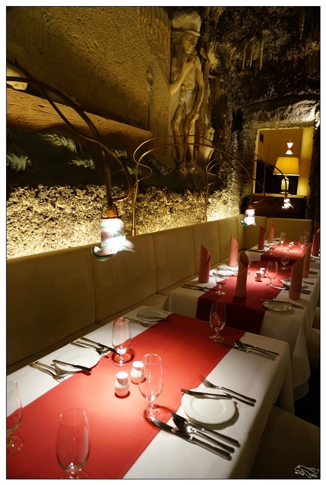 歐洲自助|布拉格鐘乳石餐廳Triton。用餐氣氛特殊、特殊節慶值得～