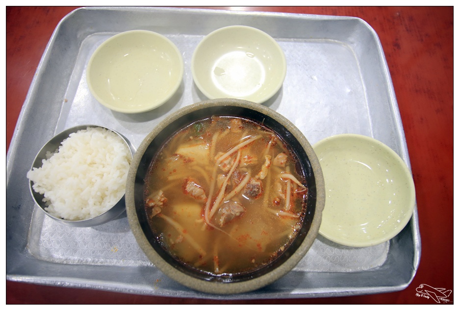 釜山豬肉湯飯｜牛肉湯飯ＶＳ豬肉湯飯大ＰＫ～釜山走到哪24小時都吃得到的簡單美食～