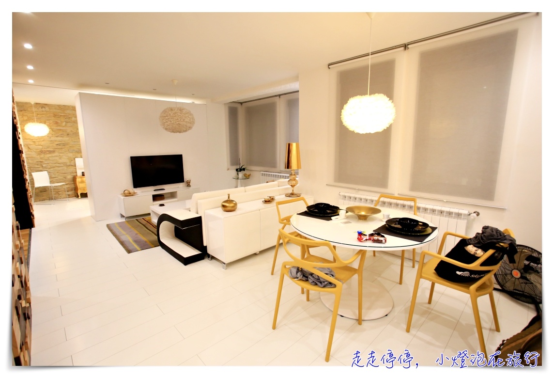 西班牙聖地牙哥 孔波斯特拉 Santiago de Compostela公寓住宿推薦｜ Golden & White Home  ，四通八達、生活便利、超舒適住宿推薦～