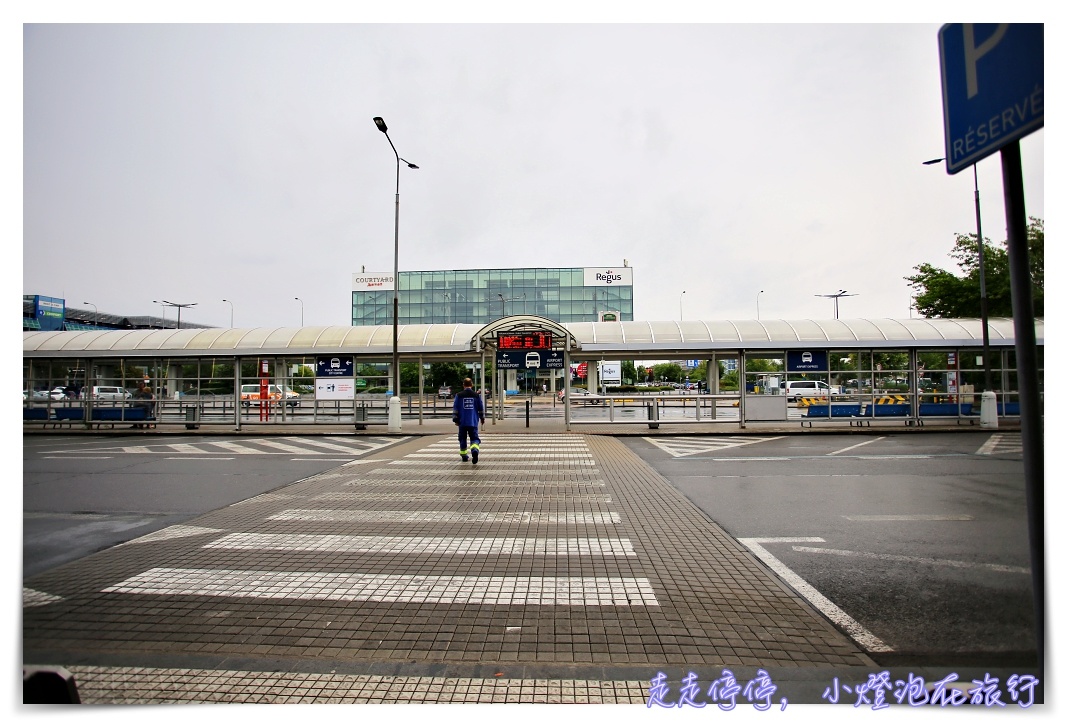 布拉格機場到市區AE｜Airport Express機場快線巴士搭乘初體驗，快速抵達布拉格火車站～